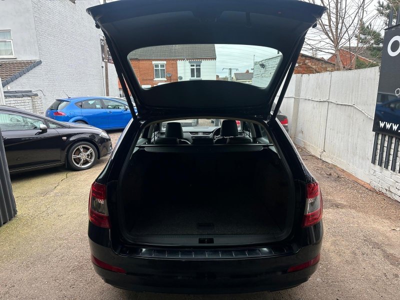 SKODA OCTAVIA 2.0 TDI Elegance DSG Euro 5 (s/s) 5dr 2014